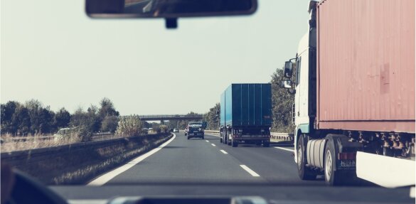 Zakaz wyprzedzania dla ciężarówek – zmiany w przepisach od 1 lipca!